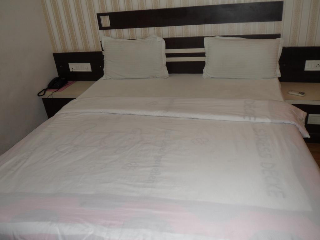 Hotel Avion Inn أحمد أباد الغرفة الصورة